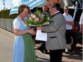 Nach der Zusage unserer B&uuml;rgermeisterin bedankte sich der Sch&uuml;tzenmeister mit einem Blumenstrau&szlig; f&uuml;r die &uuml;bernommene Aufgabe.&nbsp;