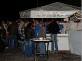Die Jungs hinterm Tresen hatten gut zu tun. Jung und Alt feierten in die Nacht hinein - auch wenn's immer k&auml;lter wurde.&nbsp;