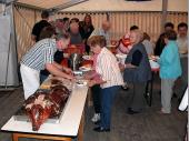 Am Vorabend des Festes wurde das Spanferkel von Ludwig Maier gegrillt und von Gottfried Gillhuber zerlegt und verteilt. Das Essen war sehr begehrt und das Ferkel wurde ohne weiteres aufgegessen.&nbsp; 