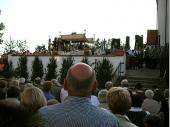 Der Festgottesdienst war der Auftakt für den Festabend. Um 18:30 Uhr ging der Festzug zur Kirche und die Fahnen umreihten den Altar zur Messe. Das gute Wetter sorgte für eine rege Beteiligung am Gottesdienst. 