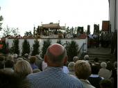 Der Festgottesdienst war der Auftakt f&uuml;r den Festabend. Um 18:30 Uhr ging der Festzug zur Kirche und die Fahnen umreihten den Altar zur Messe. Das gute Wetter sorgte f&uuml;r eine rege Beteiligung am Gottesdienst.&nbsp;