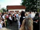 Pfarrer Haider zelebrierte - vor den anwesenden Vereinsfahnen - den Gottesdienst mit der anschlie&szlig;enden B&auml;nderweihe. Die Gr&uuml;ndungsmitglieder und unsere Wirtsleute habe zum Jubil&auml;um ein Band f&uuml;r die Standarte gestiftet.