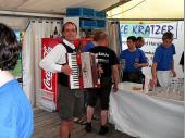 Er kam, sah und spielte. Einige Stunden beleitete ein Akkordeonspieler unser Bergfest. Voller Freude und Elan ging er durch die Reihen und versorgte unsere G&auml;ste mit Musik. Vergelt's Gott daf&uuml;r.