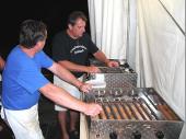 Unser Team am Gyros-Grill. Franz Brandlmeier und Alfons Beilhack. Nach Ende der Essensausgabe werden die Grill geputzt. Dieses eingespielte Duo hat sich mittlerweile bewährt.  