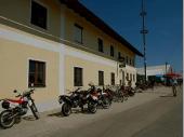Der Motorad-Club aus Baierbach, die Jugend der Grenzlandsch&uuml;tzen und viele andere kamen motorisiert zum Bergfest. Seit einigen Jahren kommen aber auch immer mehr G&auml;ste mit dem Fahrrad nach Steinbach.&nbsp;&nbsp;
