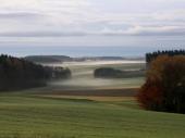 Ein herrlicher Tag kündigt sich an. Hier der Blick vom Wirtshaus aus in Richtung Bichl. 