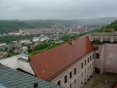 Der Blick vom Turm aus über einen Teil der Festungsanlage und in die Stadt hinunter.  