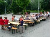 Auf  dem Parkplatz des Olympiageländes wurde dann ganz traditionell Brotzeit gemacht. 