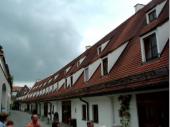 Die Salzstadel, die die Stadt einmal reich gemacht haben, sind nun Läden oder private Wohnungen.   