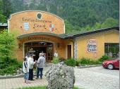 Die Besichtigung der Enzian-Brennerei war etwas sehr touristisch aber trotzdem interessant. Gern genommen wurden die Proben am Ende. 