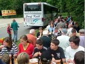 Brotzeit mit Leberkäs und Brezen auf dem Volksfestplatz in Traunstein. Das Wetter sah noch beträchtlich nach Regen aus.  