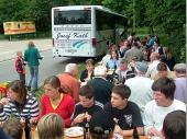 Brotzeit mit Leberk&auml;s und Brezen auf dem Volksfestplatz in Traunstein. Das Wetter sah noch betr&auml;chtlich nach Regen aus.&nbsp;&nbsp;