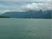 Mit der Sonne und ein wenig Wind kamen die Segler auf den See. Die schöne Lage mit dem Panorama ist bemerkenswert.   