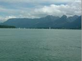 Mit der Sonne und ein wenig Wind kamen die Segler auf den See.&nbsp;Die sch&ouml;ne Lage mit dem Panorama ist bemerkenswert.  &nbsp;