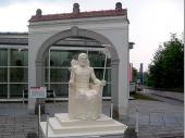 Nat&uuml;rlich geh&ouml;rt auch die Statue des Zeus in diese Auflistung. Ehemals aus Elfenbein und Gold gefertigt steht sie heute vor der Kunsthochschule.