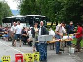 Traditionell wurde unterwegs Brotzeit gemacht. Auf dem Parkplatz des Schlosses Hellbrunn war hier die Gelegenheit dazu.