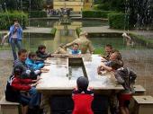 Die Wasserspiele sorgten nicht nur bei unserer Jugend f&uuml;r gute Laune und nasse Kleider.&nbsp;Sehr zur Freude der M&uuml;tter hatten die Kinder aber keine Probleme mit dem Wasser. 