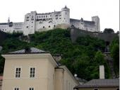 Die majestätische Salzburg thront über der Stadt. Mit einer Pendelbahn ist sie gut zu erreichen.   