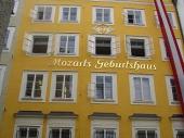 Das Geburtshaus von W. A. Mozart. Immer noch umstritten aber zweifellos ein Magnet f&uuml;r Touristen.