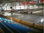 Nach der traditionellen Brotzeit am Bas wurde die neue Eishalle in Inzell besichtigt. Wie ein Spiegel präsentierte sich die 12 m breite Eisbahn.  