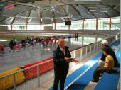 Der Chef der Halle informierte uns &uuml;ber die Geschichte und den Umbau der Eishalle. Als Vereinsvorstand gab er uns mit viel Leidenschaft und Sachverstand einen Einblick in die Halle. Im Hintergrund das russische National-Team beim Training.