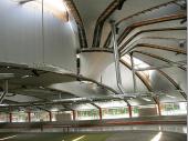 Einzigartig, zweckm&auml;&szlig;ig und formsch&ouml;n. So l&auml;st sich das Dach der Halle beschreiben. Hochmodern, belastbar und energiesparend. Durch die S&auml;ulenkonstruktion ist die Halle rundherum (offen-) verglast.