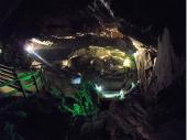 Über Stege und gut begehbare Wege wirkt die Höhle wie eine Fantasie-Welt. Die Lichtinstallationen tragen dazu das nötige bei. 