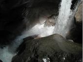 Mit extremer Wucht und unter ohrenbetäubendem Lärm schießt das Wasser in die Klamm hinein. Immer wieder formt und zerschneidet es die Felsen auf dem Weg ins Tal.  