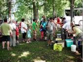 Nach knapp zwei Stunden fahrt haben die Schützen den Kochelsee erreicht. In üblicher Manier wird erst der Bus ausgeräumt und die Brotzeit aufgebaut.   