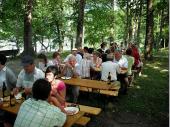 Eine Brotzeit am See hat schon was. Die Idee einfach sitzen zu bleiben und den Tag zu genie&szlig;en hat vielen gefallen - dennoch wurde zu  unterschiedlichen Zielen in der Umgebung aufgebrochen.&nbsp;