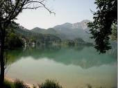 Malerisch ist der Blick auf den Kochelsee. Bei herrlichem Wetter hatten sich einige Ausflügler dazu entschlossen im See zu baden - auch wenn das Wasser im Kochelsee nie richtig warm wird.  