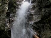 Der Wasserfall belohnte dann f&uuml;r die M&uuml;hen. Viele nutzten das k&uuml;hle Nass um sich ein wenig abzuk&uuml;hlen. 