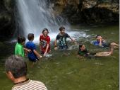 Die Jugend hatte natürlich ihren Spaß. Ohne Rücksicht auf Verluste wurde das Wasserbecken genutzt um Abkühlung zu bekommen. Schon auf dem Weg dorthin wurde mehr Strecke im Bach als auf dem Pfad zurückgelegt. 