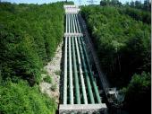 Vom Wasserschloss, das vom Walchensee gespeist wird, kommt das Wasser in den sechs Röhren über 200 m Gefälle zum Kraftwerk. An der Technik hat sich in den letzten 100 Jahren kaum etwas geändert. 