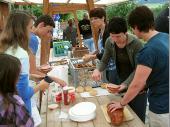 In Lalling wurde erst einmal Brotzeit gemacht. Durch die vorhandenen Tische und St&uuml;hle mussten wir nichts mehr aufbauen. Unsere Damen versorgten die Ausfl&uuml;gler. 