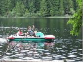 Auf den See kann man im vorderen Teil mit dem Tretboot fahren. Hier dreht gerade der Alfred mit dem Roland und dem Andreas seine Runden. 