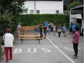 Viele H&auml;nde sind notwendig, um die Brotzeit vorzubereiten. Vor der Heumilch-Sennerei wurden auf dem Parkplatz die Biertisch-Garnituren aufgestellt. 