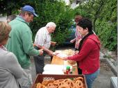 Irene, Tina und Marlene übernehmen die „Essensausgabe“ und versorgen die hungrigen Grenzlandschützen mit Lebverkäs, Semmeln, Brezen und Getränken. 