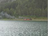 Am Südufer des Sees fuhr eine Dampflok mit der man eine kurze Strecke den See entlang bewältigen konnte.