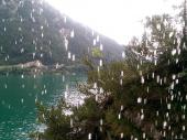 Einige Wanderer wurden vom Regen überrascht. Hier heißt es: „Es gibt kein schlechtes Wetter – nur falsche Kleidung!“ Unter einer Überdachung im Fels konnte man sich unterstehen und „durch den Wasserfall“ fotografieren. (Bild: Bastian B.)