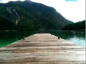 Ein Bild wie aus dem Werbeprospekt. Das grüne Wasser des Achensees kommt erst richtig zur Geltung, wenn die Sonne drauf scheint. Hier der Bootsanleger bei der Gaisalm mit einem idyllischen Panorama. (Bild: Bastian B.)