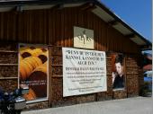 Nach dem die ersten Ausflügler am Schliersee ausgestiegen sind hielt der Bus an der Whisky-Destillerie Slyrs in Neuhaus. 