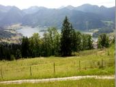 Der Blick von der Schliersbergalm auf den See ist etwas Herrliches. Wenn der See in der Sonne glitzert, umrahmt von den Bergen kommt einen das Wort „malerisch“ in den Sinn. 