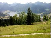 Der Blick von der Schliersbergalm auf den See ist etwas Herrliches. Wenn der See in der Sonne glitzert, umrahmt von den Bergen kommt einen das Wort &bdquo;malerisch&ldquo; in den Sinn. 