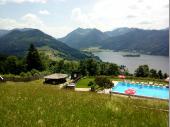 Auf der Alm gibt es verschiedene Freizeitangebote. Neben dem Pool sind auch jede Menge Sonnenstühle vorhanden, in denen man ausspannen kann. 