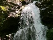 Der obere Wasserfall ist etwas kleiner, daf&uuml;r aber auch ein wenig wilder. Sch&ouml;n anzusehen ist er in jedem Fall. 