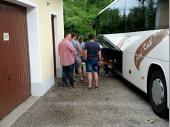 Die letzten Vorbereitungen vor der Abfahrt. Biertische und –bänke werden verladen und der Proviant wird im Bus verstaut. 