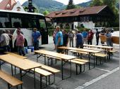 Angekommen in Hohenaschau wird erst einmal Brotzeit gemacht. Alles hilft zusammen und baut die Tische und Bänke auf. Gut dass das Wetter mitspielte – auch wenn sich die Sonne noch nicht oft zeigen wollte. 