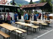 Angekommen in Hohenaschau wird erst einmal Brotzeit gemacht. Alles hilft zusammen und baut die Tische und B&auml;nke auf. Gut dass das Wetter mitspielte &ndash; auch wenn sich die Sonne noch nicht oft zeigen wollte. 