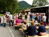 Tina und Irene versorgten die hungrigen Ausflügler mit Leberkäs und Brezen oder Semmeln. Natürlich wurden auch allerlei Getränke dazu gereicht. Danach wurde alles wieder aufgeräumt um dem nächsten Programmpunkt entgegenzugehen. 